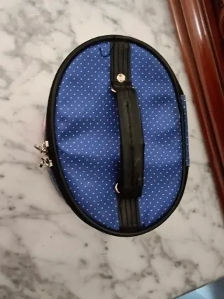 Neceser azul con lunares y diseño de ciudad