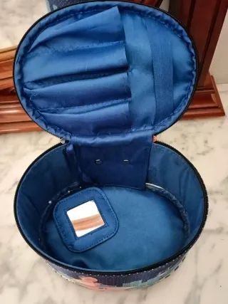 Neceser azul con lunares y diseño de ciudad