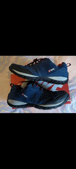 Zapatillas de montaña +8000 originales.