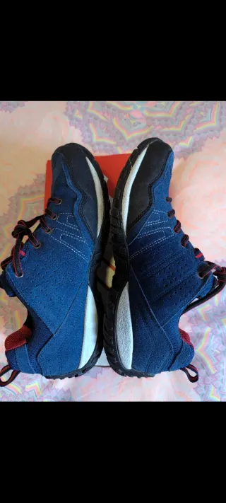 Zapatillas de montaña +8000 originales.