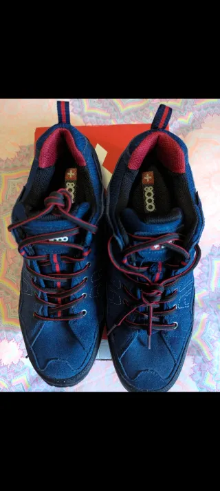 Zapatillas de montaña +8000 originales.