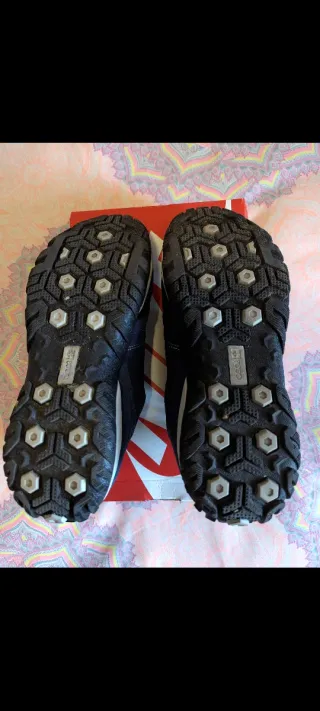 Zapatillas de montaña +8000 originales.