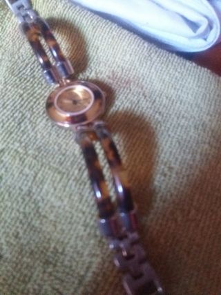 Reloj de pulsera tortuga y oro