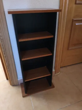 Estantería negra y madera