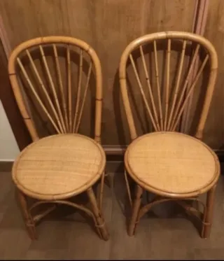 Sofá y 2 sillas de bambú con cojines florales