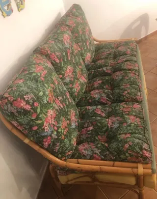 Sofá y 2 sillas de bambú con cojines florales