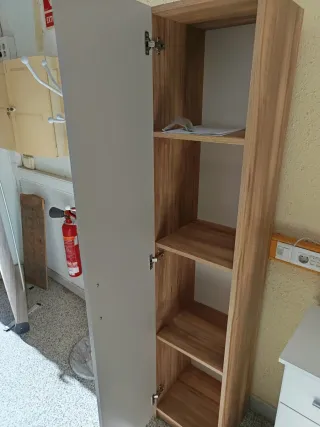 Armario blanco puerta madera