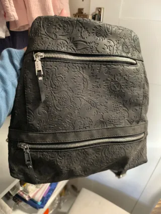 Mochila Misako gris con relieve floral