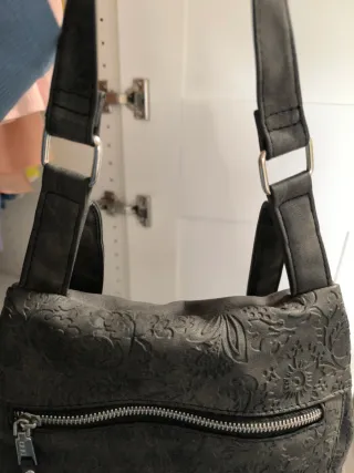 Mochila Misako gris con relieve floral