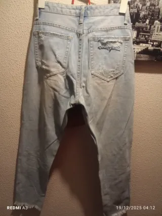 Pantalón vaquero pitillo azul con rotos