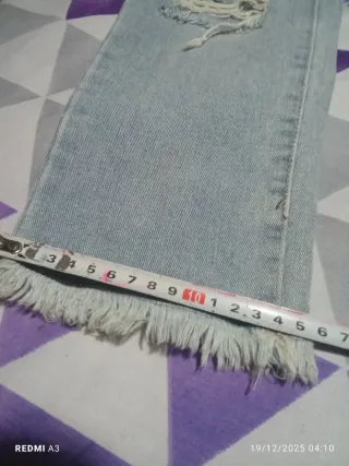 Pantalón vaquero pitillo azul con rotos