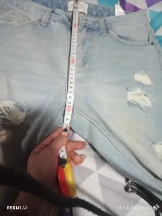 Pantalón vaquero pitillo azul con rotos