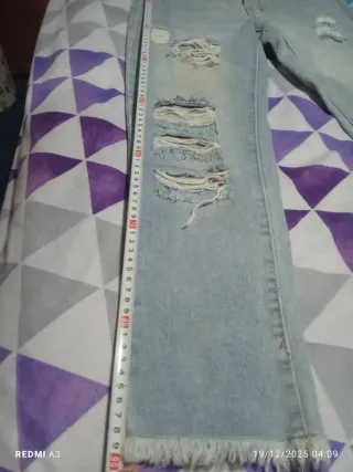 Pantalón vaquero pitillo azul con rotos