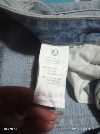 Pantalón vaquero pitillo azul con rotos