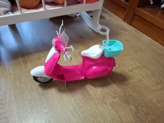 Moto rosa y blanca para muñeca