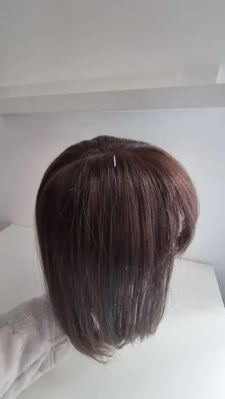 Prótesis capilar castaño