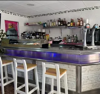 Se traspasa bar cafeteria, en pleno funcionamiento