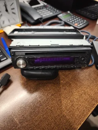 Radio CD con bluetooth de la marca parrot