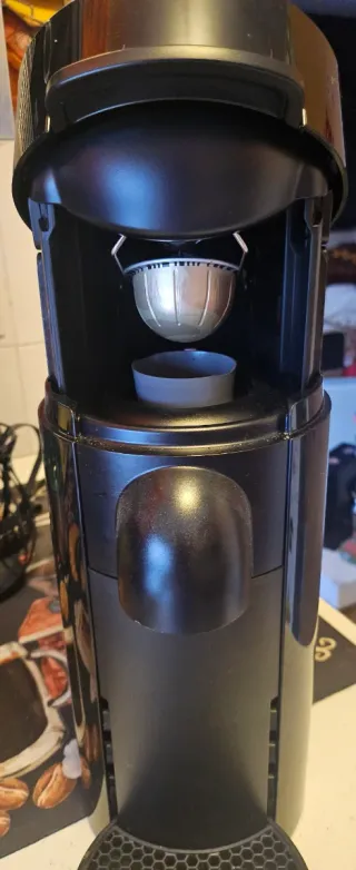 Cafetera de cápsulas negra