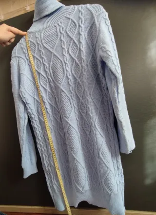 Jersey azul fino cuello alto trenzado