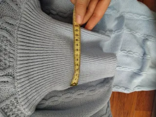 Jersey azul fino cuello alto trenzado