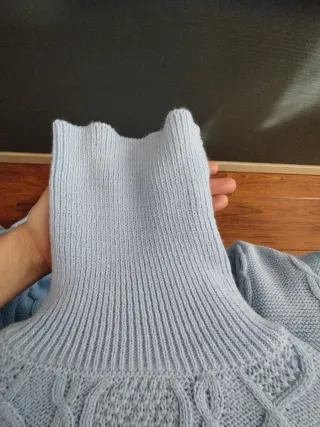 Jersey azul fino cuello alto trenzado