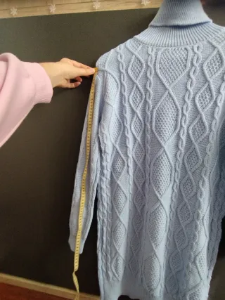 Jersey azul fino cuello alto trenzado