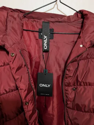 Abrigo plumífero burdeos nuevo con etiqueta