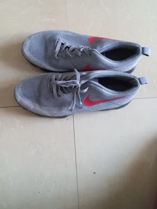 Zapatillas Nike Grises y Rojas