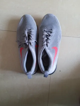 Zapatillas Nike Grises y Rojas