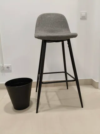 Taburete alto gris y negro