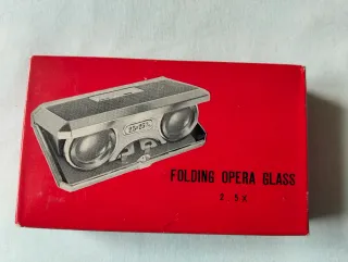 Antiguos prismáticos plegables para eventos.