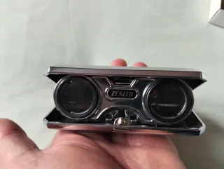 Antiguos prismáticos plegables para eventos.