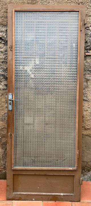 Puerta metal exterior con marco