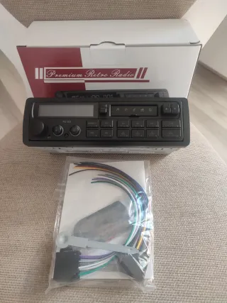 Radio estilo retro para coches clásicos.