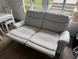 Sofá reclinable gris de tela