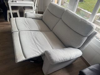 Sofá reclinable gris de tela