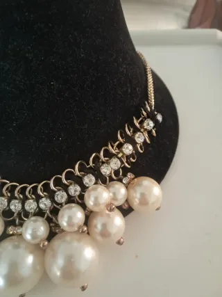 Gargantilla de perlas dorada y blanca