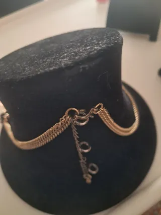 Gargantilla de perlas dorada y blanca