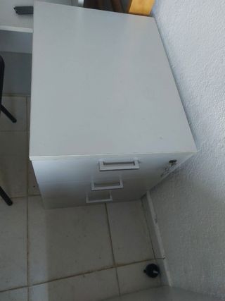 Estantería de oficina blanca y madera