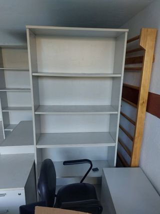Estantería de oficina blanca y madera