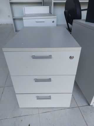 Estantería de oficina blanca y madera