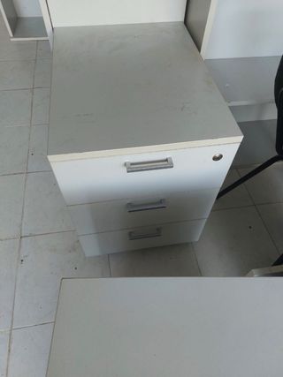 Estantería de oficina blanca y madera