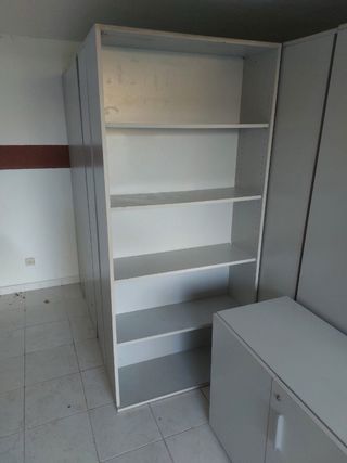 Estantería de oficina blanca y madera
