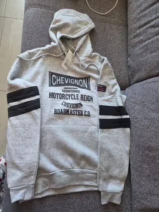 Sudadera Chevignon Gris con Capucha.