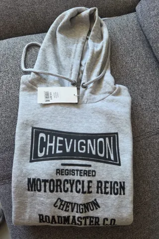 Sudadera Chevignon Gris con Capucha.
