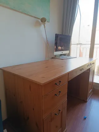 Escritorio de madera con cajones, buen estado