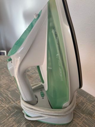 Plancha de vapor SilverCrest y tabla de planchar