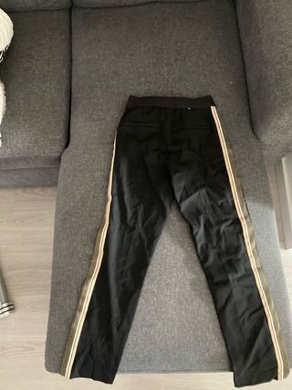 Pantalón H&M negro con raya lateral