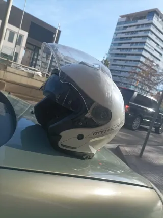 Casco de moto blanco y negro